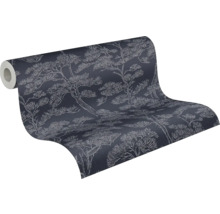 Rol behang met een fijn patroon van bomen op een donkere ondergrond.