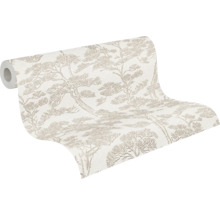 Vliesbehang met natuurgetrouw boompatroon in subtiele aardetinten op een lichte ondergrond.