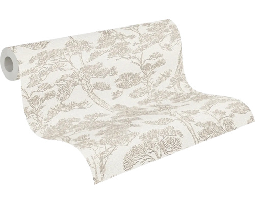 Vliesbehang met natuurgetrouw boompatroon in subtiele aardetinten op een lichte ondergrond.