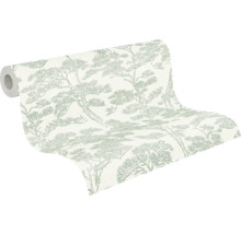 Gedeeltelijk uitgerold vliesbehang met een patroon van naaldbomen in getekende stijl.