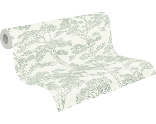 Gedeeltelijk uitgerold vliesbehang met een patroon van naaldbomen in getekende stijl.