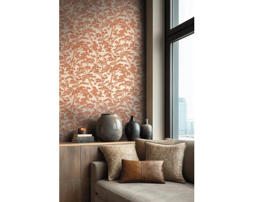 Vliesbehang met boompatroon in een woonkamer met bank, kussens, houten dressoir en keramische vazen bij een raam.