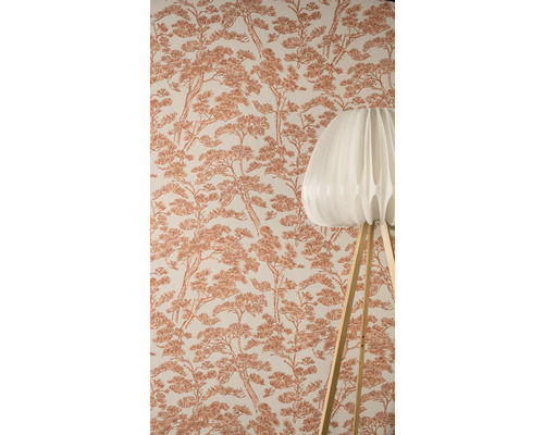 Behang met dennenboompatroon op de achtergrond, met een moderne vloerlamp met geplooide kap en houten poten op de voorgrond.