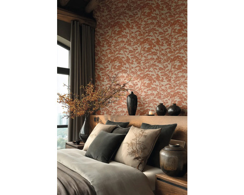 Elegant ingerichte slaapkamer met behang met boompatroon, houten hoofdbord, decoratieve kussens met botanische motieven en donkere keramieken vazen.