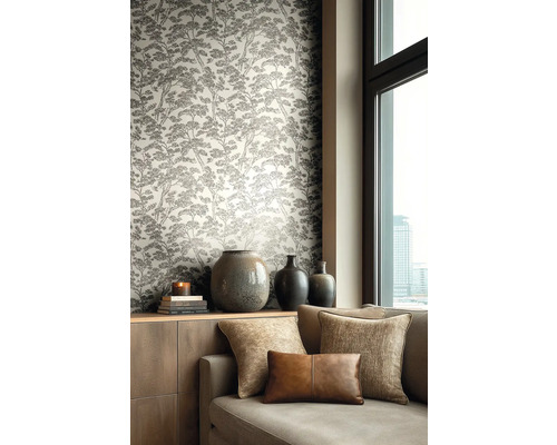 Vliesbehang met dennenboompatroon in een woonkamer met bank, sierkussens en keramische vazen op een dressoir naast een raam.