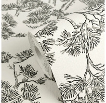 Rol behang met zwart-grijs dennentakkenpatroon.