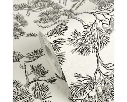 Rol behang met zwart-grijs dennentakkenpatroon.