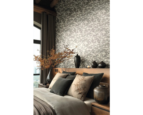 Moderne slaapkamer met vliesbehang met bosontwerp, houten bed met grijze en beige kussens en decoratieve vazen.