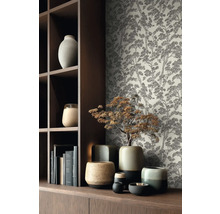 Vliesbehang met dennenbospatroon in schetsstijl in een modern ingerichte kamer met donkere houten planken en keramieken vazen.