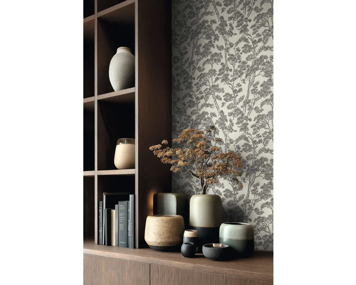 Vliesbehang met dennenbospatroon in schetsstijl in een modern ingerichte kamer met donkere houten planken en keramieken vazen.