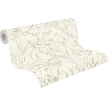 Gedeeltelijk uitgerold vliesbehang met verfijnd grassenpatroon.