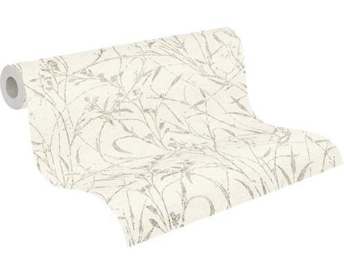 Gedeeltelijk uitgerold vliesbehang met verfijnd grassenpatroon.