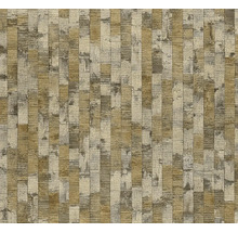 Behang met een patroon van verticale stroken, horizontale getextureerde groeven en een verweerd oppervlak.