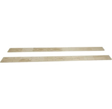 Twee houten planken met voorgeboorde gaten en zichtbare houtnerf.