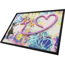 Ingelijste muurdecoratie met graffitipatroon, meisje en hart