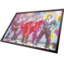 Ingelijste afbeelding met vier apen in pak en het opschrift Let It Be