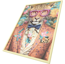 Ingelijste afbeelding van een luipaard met bril en pak