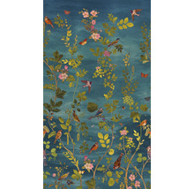 Behang met bloemmotief, vogels en vlinders op blauwe achtergrond