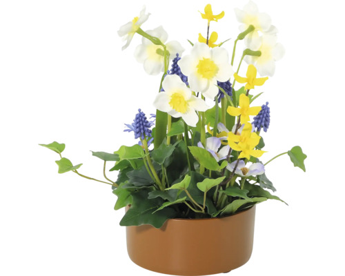 Decoratief bloemstuk met narcissen, blauwe druifjes en diverse groene planten in een plantenbak.