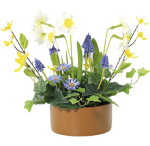 Kunst bloemstuk met narcissen, blauwe druifjes en madeliefjes in een pot