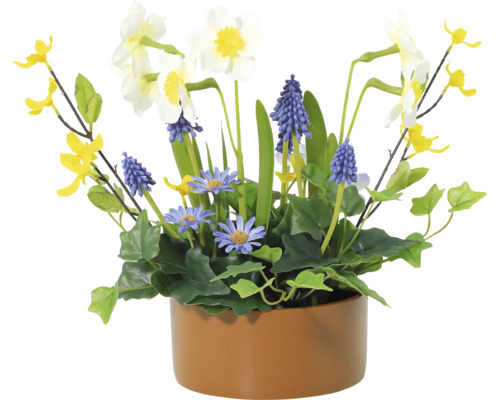 Kunst bloemstuk met narcissen, blauwe druifjes en madeliefjes in een pot