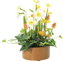 Kunstmatig bloemstuk met narcissen in een pot