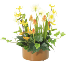 Decoratieve kunstbloemen in een pot met narcissen, goudsbloemen en groene planten.