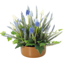 Decoratieve kunstplant met blauwe en witte bloemen in een pot