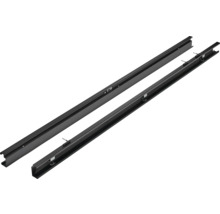 Twee zwarte metalen profielrails voor montagesystemen.