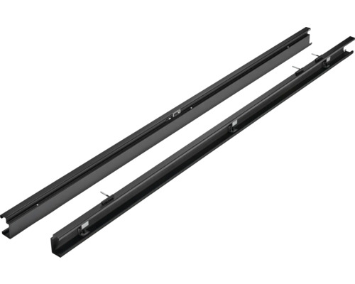 Twee zwarte metalen profielrails voor montagesystemen.