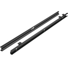 Twee zwarte metalen profielrails met bevestigingsbeugels.