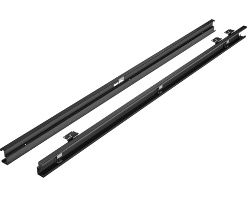 Twee zwarte metalen profielrails met bevestigingsbeugels.