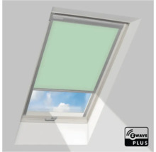 Groen dakraamrolgordijn met Z-Wave Plus technologie voor bediening in smart home, gemonteerd op een dakraam.