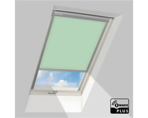 Groen dakraamrolgordijn met Z-Wave Plus technologie voor bediening in smart home, gemonteerd op een dakraam.
