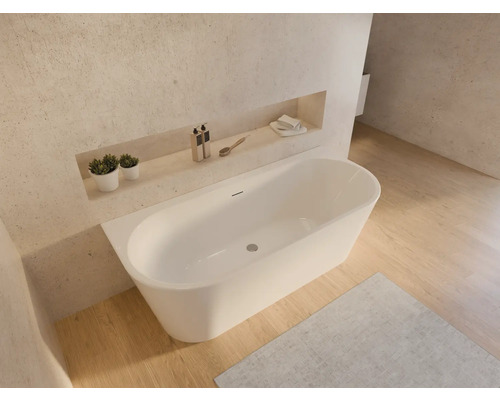 Vrijstaand bad in een lichte badkamer met opbergplanken