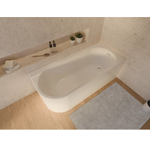 Overzicht van een ligbad in een lichte badkamer met opbergruimte