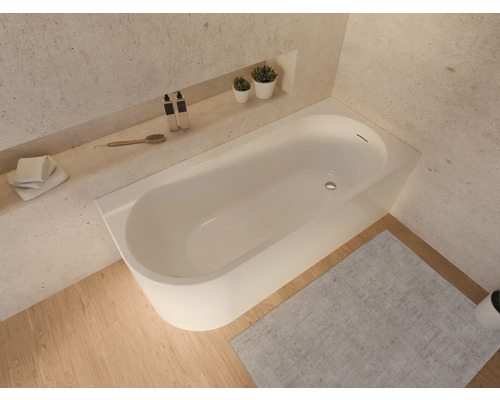 Overzicht van een ligbad in een lichte badkamer met opbergruimte