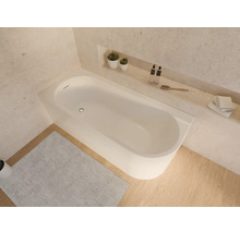 Badkamer met bad, badmat en opbergruimte