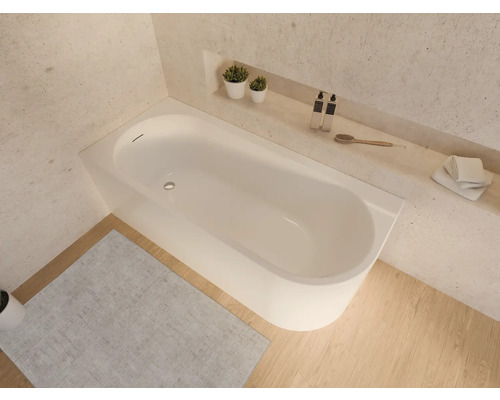 Badkamer met bad, badmat en opbergruimte