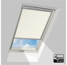 Rolgordijn voor dakraam in lichtbeige voor zonbescherming, gemonteerd op een dakraam met uitzicht op de lucht, inclusief Z-Wave Plus Logo.