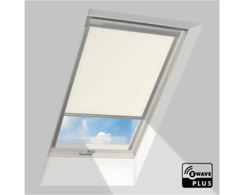 Rolgordijn voor dakraam in lichtbeige voor zonbescherming, gemonteerd op een dakraam met uitzicht op de lucht, inclusief Z-Wave Plus Logo.