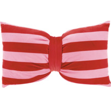 Rood en roze gestreept sierkussen in de vorm van een strik.