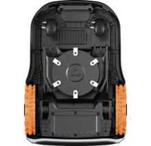 Onderkant van een robotmaaier met snijmechanisme en wielen