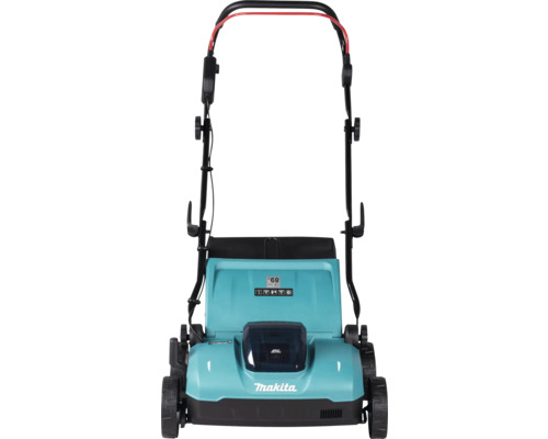 Makita accu-verticuteermachine met inklapbare duwboom en zwarte opvangzak.