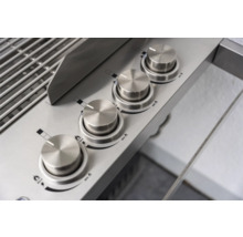 Close-up van roestvrijstalen grillknoppen voor het regelen van de warmte