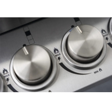 Close-up van draaiknoppen voor het bedienen van een barbecue