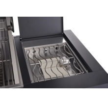 Detailopname van een infraroodbarbecue met open deksel en grillrooster