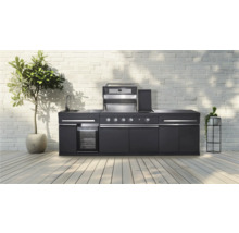 Moderne buitenkeuken met barbecue, spoelbak en koelkast voor een witte bakstenen muur