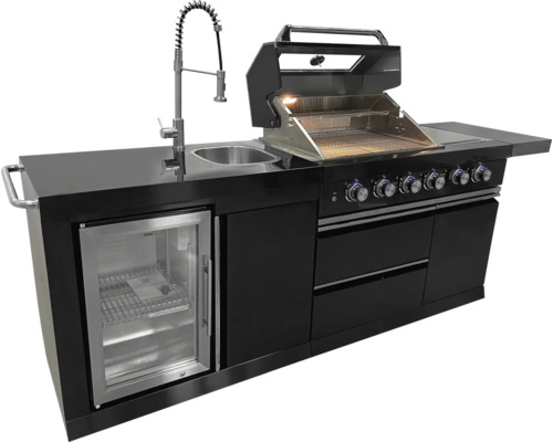 Zwarte buitenkeuken met barbecue, spoelbak, kraan en koelkast