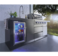 Buitenkeuken met barbecue, gootsteen en koelkast voor buiten